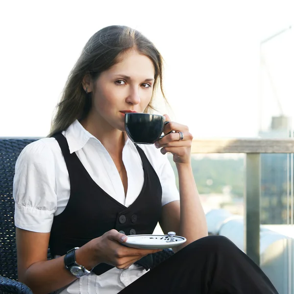 Woman drinks coffee — Stock Photo, Image