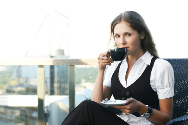 女がコーヒーを飲む — ストック写真