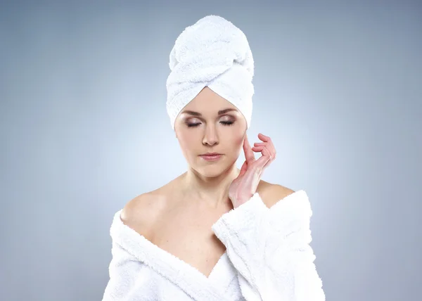 Joven, hermosa y saludable mujer joven en ropa de baño más gr —  Fotos de Stock