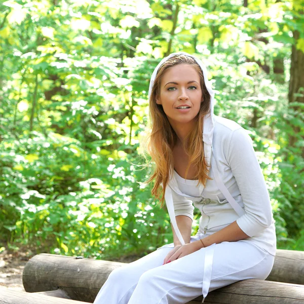 Young and sexy redhead girl training in a forest — Stock Photo, Image