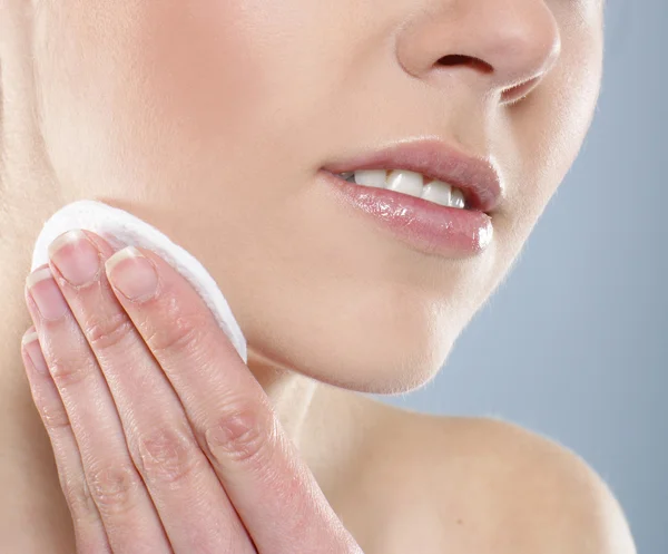 Young and healthy young woman getting health treatment — Stock Photo, Image