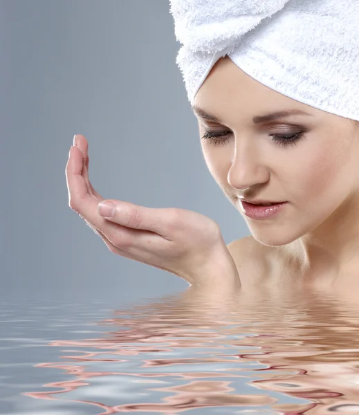 Junge, schöne und gesunde junge Frau in Badekleidung über gr — Stockfoto