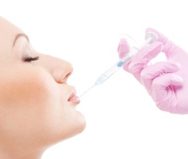 güzel kadın bir enjeksiyon yüzüne alır.