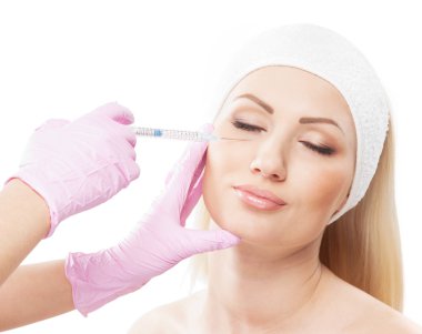 güzel kadın bir enjeksiyon yüzüne alır.