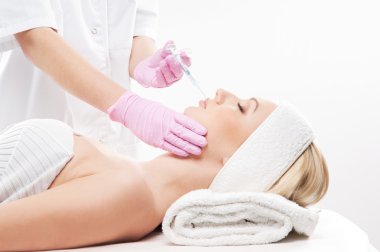 güzel kadın bir enjeksiyon yüzüne alır.