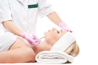 güzel kadın bir enjeksiyon yüzüne alır.