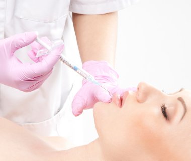 güzel kadın bir enjeksiyon yüzüne alır.