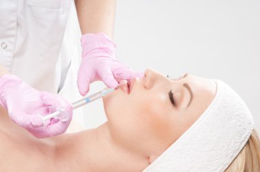 güzel kadın bir enjeksiyon yüzüne alır.