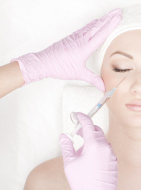 güzel kadın bir enjeksiyon yüzüne alır.