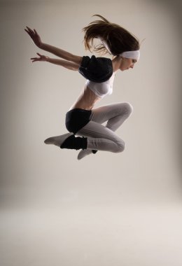 genç ve çekici modern dansçı