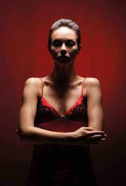 korku kadın kırmızı zemin üzerine