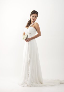 Beyaz gül buketiyle genç ve çekici bir gelin.