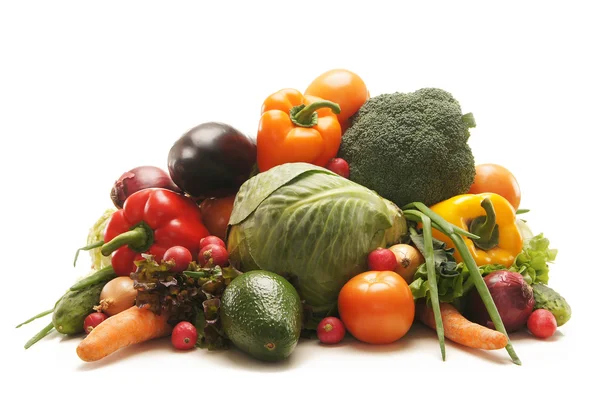 Σωρό από φρέσκα και νόστιμα φρούτα και λαχανικά που απομονώνονται σε λευκό — Φωτογραφία Αρχείου