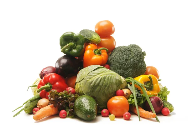 Σωρό από φρέσκα και νόστιμα φρούτα και λαχανικά που απομονώνονται σε λευκό — Φωτογραφία Αρχείου