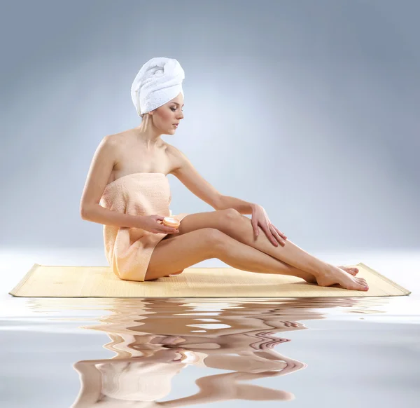 Young, healthy and beautiful woman getting spa treatment — Stock Photo, Image