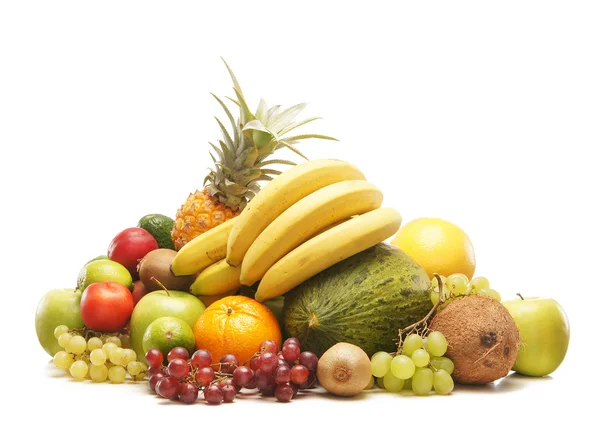 Pile de fruits et légumes frais et savoureux isolés sur blanc — Photo