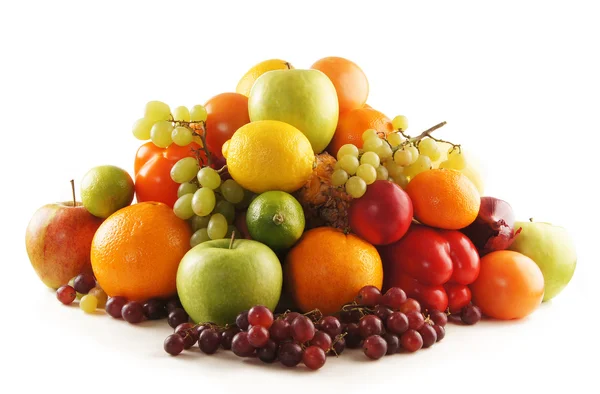Куча свежих и вкусных фруктов и овощей, изолированных на белом — стоковое фото