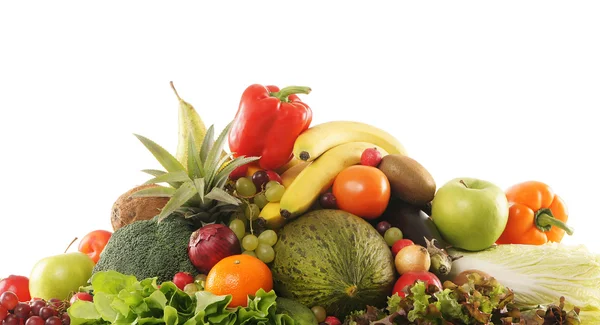 Pilha de frutas e legumes frescos e saborosos isolados em branco — Fotografia de Stock