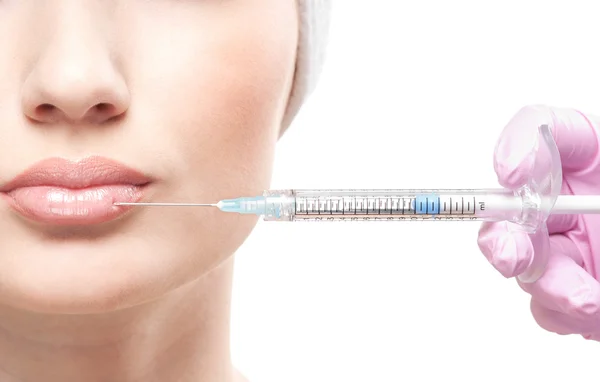 Mooie vrouw krijgt een injectie in haar gezicht — Stockfoto