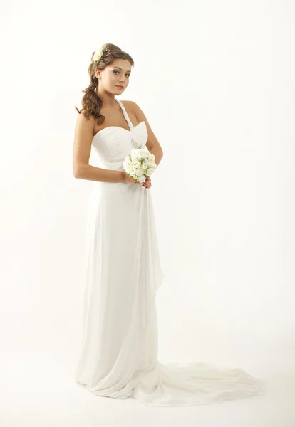 Jeune mariée attrayante avec le bouquet de roses blanches — Photo