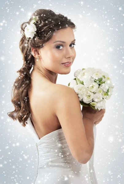 Jeune mariée attrayante avec le bouquet de roses blanches — Photo