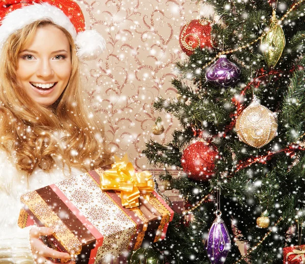 A jelen, a karácsonyfa közelében szép kamasz lány Jogdíjmentes Stock Fotók