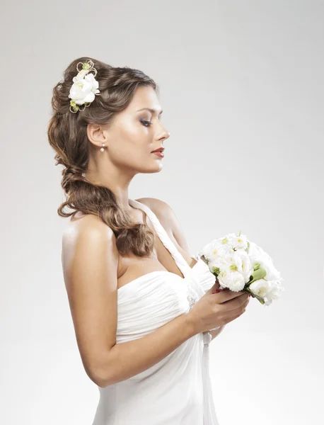 Joven novia atractiva con el ramo de rosas blancas — Foto de Stock