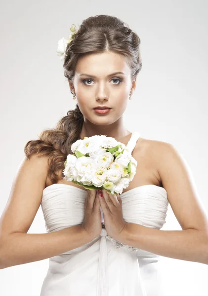 白いバラの花束と若い魅力的な花嫁 ロイヤリティフリーのストック画像