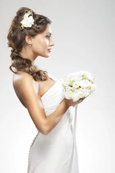 Fiatal vonzó menyasszony a csokor fehér rózsa — Stock Fotó