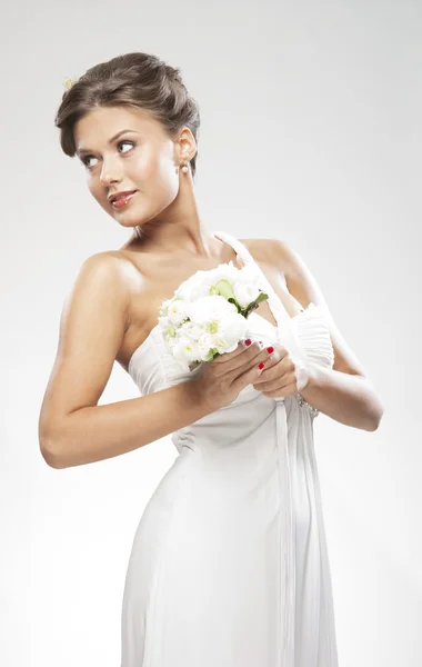 白玫瑰花束的年轻漂亮的新娘 — 图库照片