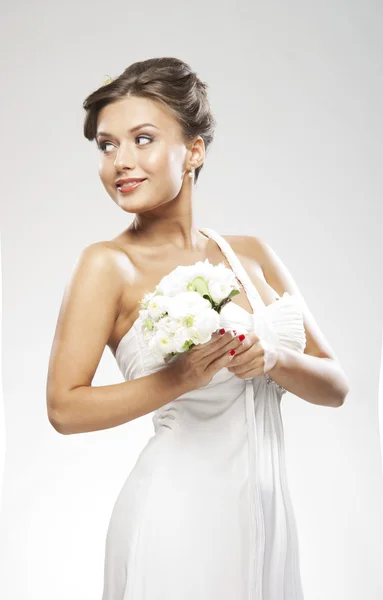 白いバラの花束と若い魅力的な花嫁 ロイヤリティフリーのストック画像