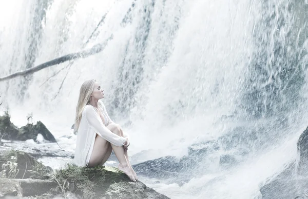 Junges attraktives Mädchen in der Nähe des Wasserfalls — Stockfoto