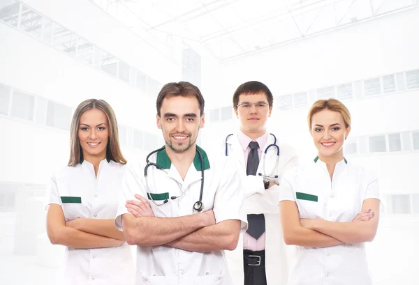 Team junger und intelligenter medizinischer Mitarbeiter — Stockfoto