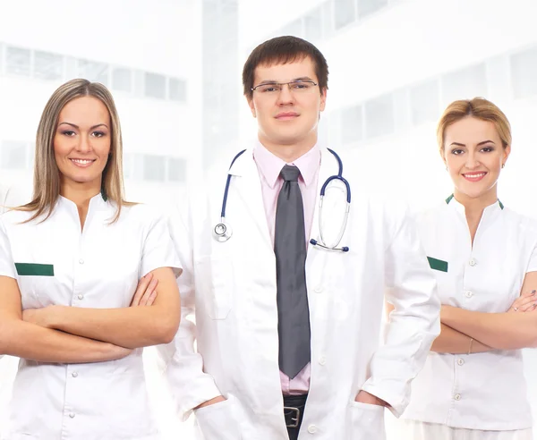 Equipo de trabajadores médicos jóvenes e inteligentes — Foto de Stock