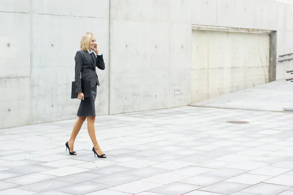 Joven atractiva mujer de negocios — Foto de Stock