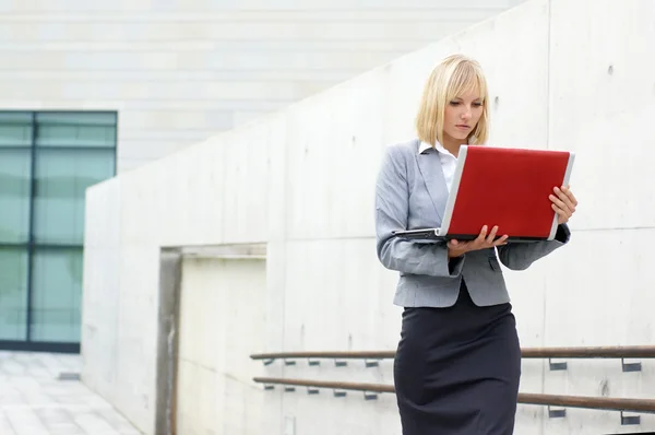 Joven atractiva mujer de negocios — Foto de Stock