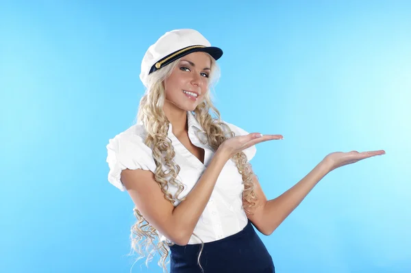 Mavi arka plan üzerinde seksi denizci — Stok fotoğraf