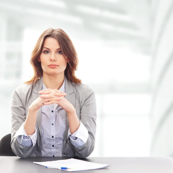 Femme d'affaires au bureau isolé sur blanc — Photo