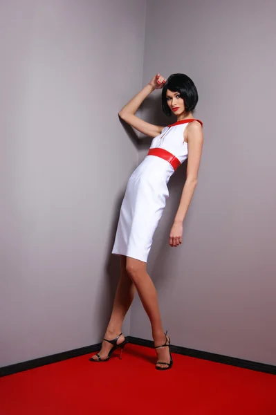 Mode-shoot van aantrekkelijke brunette in bizarre retro stijl — Stockfoto