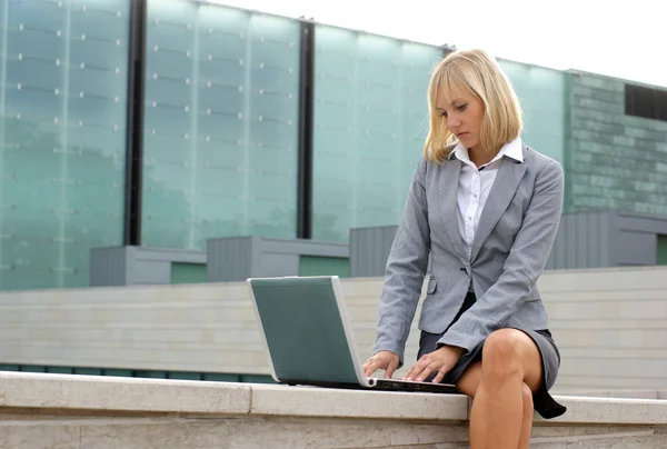 Joven atractiva mujer de negocios — Foto de Stock