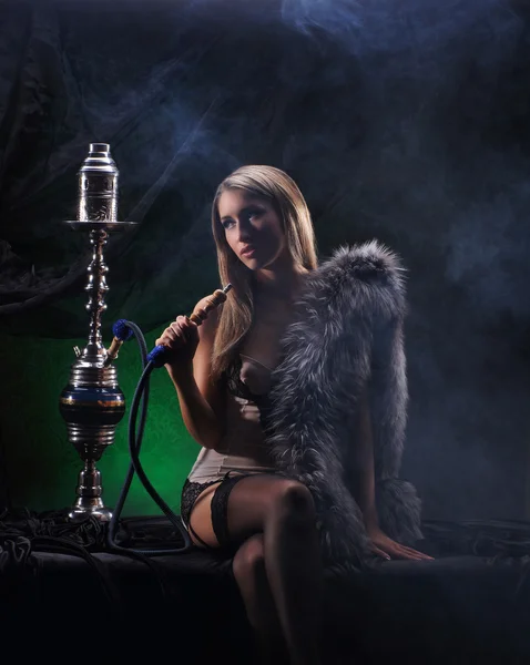 Νεαρή γυναίκα σέξι εσώρουχα πολυτελείας, καπνίζοντας το ναργιλέ — Φωτογραφία Αρχείου
