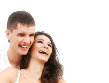 arka plan beyaz üzerine çift kucaklayan seven genç