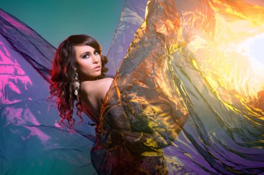 genç çekici model üfleme ipek ile poz