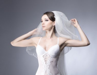 üzerinde mavi erotik iç çamaşırı seksi genç gelin