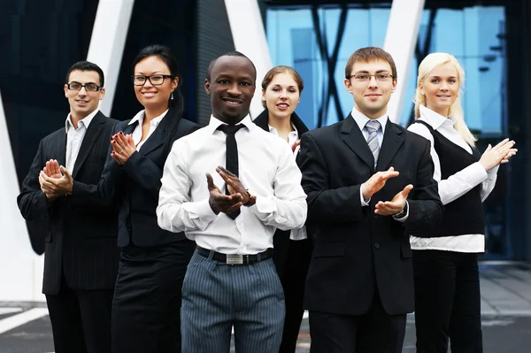 Internationella företag team över modern bakgrund — Stockfoto