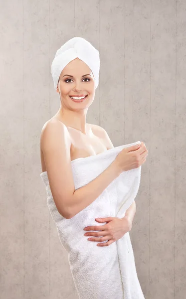 Jonge aantrekkelijke vrouw in handdoek — Stockfoto