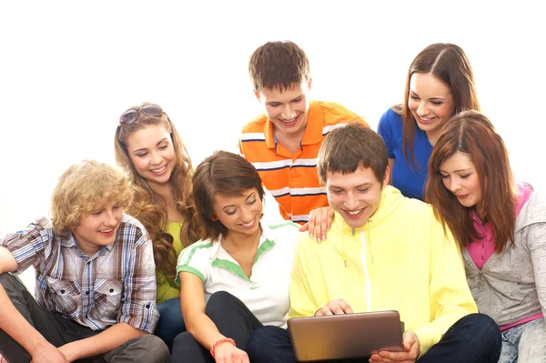 Adolescentes con un cuaderno — Foto de Stock