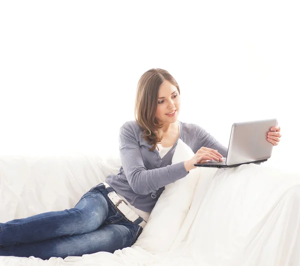 고 편안한 소파에 앉아 노트북으로 젊은 매력적인 여자 — 스톡 사진