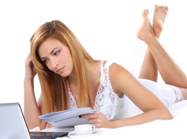 iş kadını yatakta çalışır