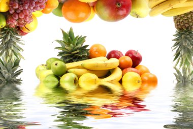 Beyaz üzerine ayrılmış meyveler